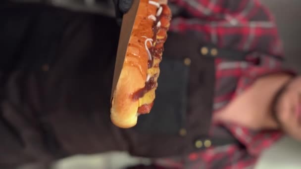 Σεφ Δίνοντας Ένα Hot Dog Έναν Πελάτη Ένα Fast Food — Αρχείο Βίντεο