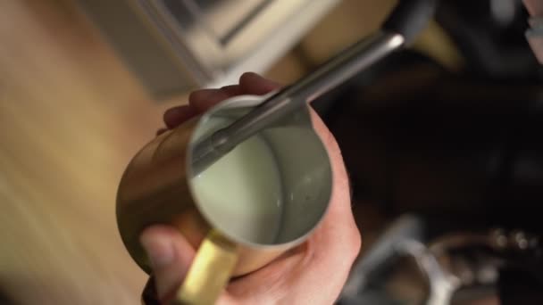 Nahaufnahme Von Barista Der Mit Einer Professionellen Kaffeemaschine Milch Für — Stockvideo