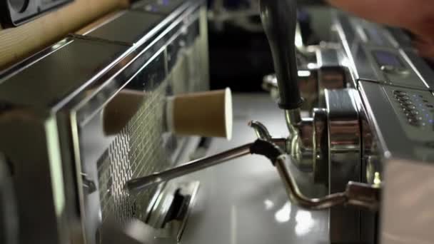 男巴里斯塔在咖啡机的钢壶里搅拌牛奶做拿铁咖啡 垂直录像 — 图库视频影像
