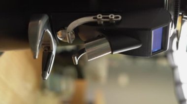 Kahve dükkanı konsepti. Kahve öğütücü taze kavrulmuş fasulyeyi toza çevirir. Boşluğu kopyala