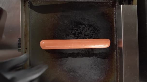 Chef Koken Barbecue Worstjes Elektrische Grill Koken Hotdogs Bbq Bovenaanzicht — Stockvideo