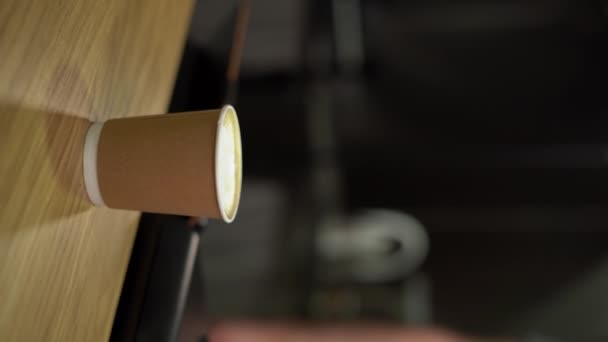 Barista Colocando Taça Café Takeaway Mesa Menina Levá Close Vídeo — Vídeo de Stock
