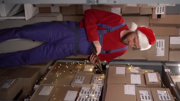 Lavoratore Magazzino Cappello Babbo Natale Che Lavora Magazzino Facendo Inventario — Video Stock