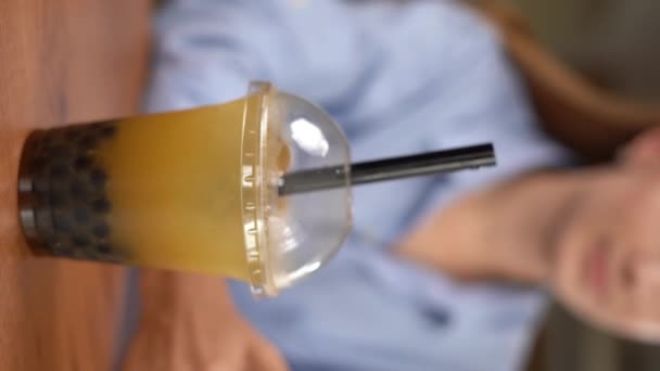 Młode Kobiety Piją Herbatę Bąbelkową Restauracji Zamazanym Tłem Pionowe Wideo — Wideo stockowe