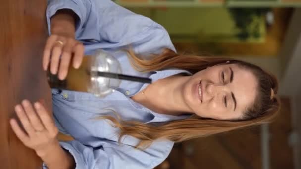 Chica Bonita Café Bebe Burbuja Una Taza Plástico Primer Plano — Vídeos de Stock