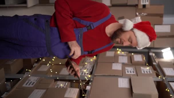 Šťastný Muž Tovární Manažer Pomocí Digitálního Tabletu Skladu Při Inventuře — Stock video