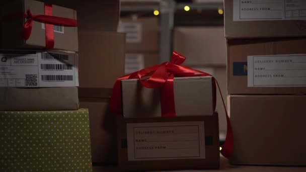 Санта Клаус Ходить Майстер Класі Різдвом Готує Святкові Подарунки Полицях — стокове відео