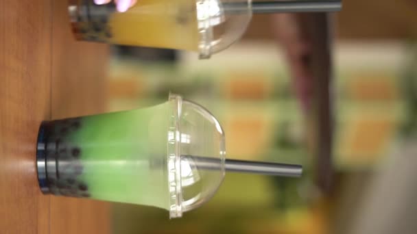 Pelayan Meletakkan Dua Gelas Dengan Gelembung Teh Atas Meja Close — Stok Video
