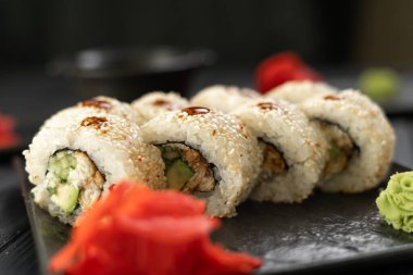 Suşi geleneksel Asya ve Japon yemeğidir. Sebzelerden yapılmış suşi rulosu ve yakın plan özel pirinç..