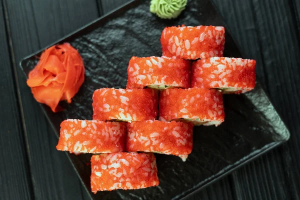 Sushi Rolka Lososem Červeným Kaviárem Černé Desce Zblízka Horní Pohled — Stock fotografie