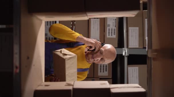 상자를 붙드는 창고에 휴대전화에 노동자 비디오 — 비디오