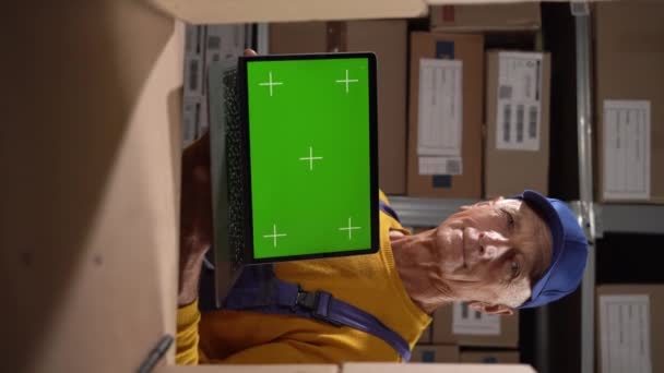 Професійний Працівник Похилого Віку Тримає Ноутбук Зеленим Екраном Ключа Хрому — стокове відео