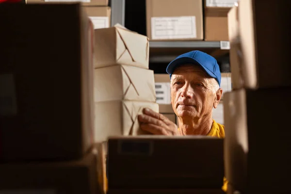 Eski Bir Depo Işçisi Depodaki Raflara Karton Kutular Paketler Götürüyor — Stok fotoğraf