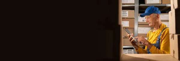 Портрет Літнього Працівника Який Перевіряє Інвентаризацію Допомогою Планшетного Комп Ютера — стокове фото