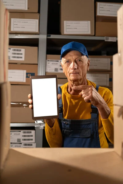 Eski Depo Müdürünün Elinde Dijital Tablet Modeli Beyaz Ekran Parmağı — Stok fotoğraf