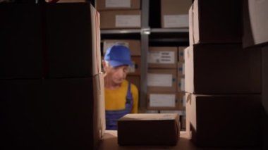 Depoda çalışan eski bir işçi, paketleri alıyor, barkodları tarıyor, kutuları raflara koyuyor. Depodaki iş yerinde yaşlı bir erkek işadamı. Boşluğu kopyala