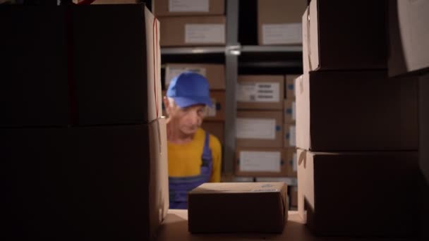 Ein Alter Arbeiter Arbeitet Lager Nimmt Pakete Entgegen Scannt Strichcodes — Stockvideo