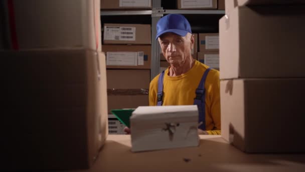 Áruk Csomagolásának Sérülése Raktárban Problémák Rakomány Biztonságával Postai Kézbesítés Során — Stock videók
