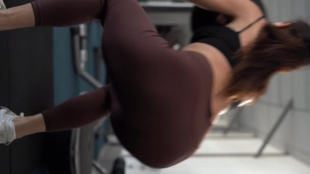 Mladá Svalnatá Fitness Žena Cvičit Stěnový Míč Cvičení Tělocvičně Házení — Stock video