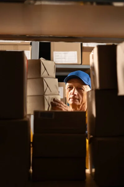 Velho Trabalhador Armazém Levando Caixas Papelão Pacotes Uma Prateleira Sala — Fotografia de Stock