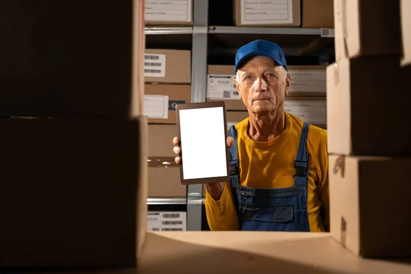 Homem Sênior Uniforme Detém Tablet Com Tela Branca Primeiro Plano — Fotografia de Stock