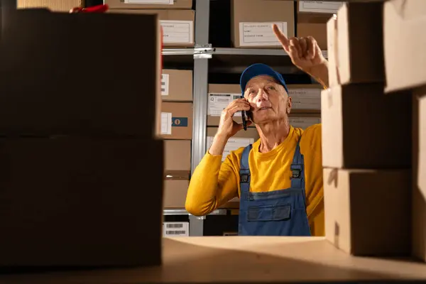 Velho Trabalhador Falando Telefone Celular Para Verificar Inventário Loja Armazém — Fotografia de Stock
