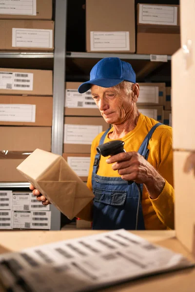 Homem Velho Armazém Trabalhador Varre Caixa Papelão Com Scanner Código — Fotografia de Stock