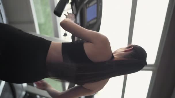 Žena Sportovním Oblečení Běžeckém Pásu Tělocvičně Zapnutá Sportovní Mašina Svislé — Stock video