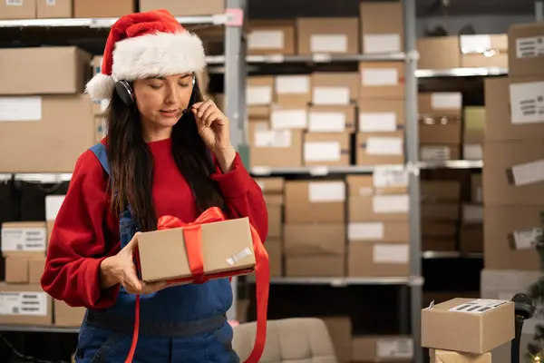 Papai Noel Usando Chapéu Fone Ouvido Segurando Caixa Presente Feliz — Fotografia de Stock