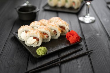 Siyah arka planda karidesli suşi rulosu. Geleneksel Japon deniz ürünleri. Lezzetli rulo. Yemek dağıtım servisi. Boşluğu kopyala