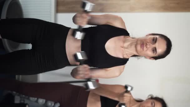 Desportistas Latinos Caucasianos Exercitam Constroem Músculos Ginásio Ativo Forte Atleta — Vídeo de Stock