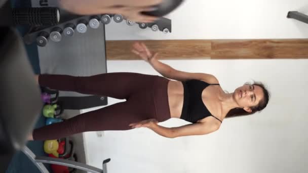 两个女人在体育馆做健身球的运动 体育健身生活方式的概念 垂直录像 — 图库视频影像