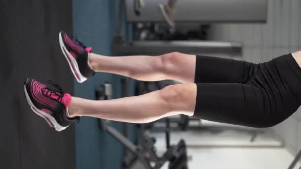Spor Salonunda Zıplayıp Antrenman Için Çömelen Bir Kızın Bacaklarına Yakın — Stok video