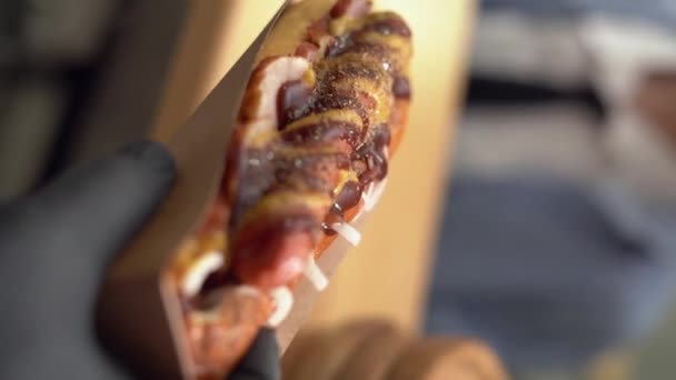 Kucharz Serwujący Hot Dogi Klientowi Zbliżenie Koncepcja Fast Foodów Pionowe — Wideo stockowe