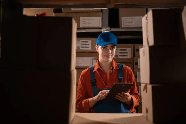 Retrato Uma Trabalhadora Verificando Inventário Usando Computador Tablet Trabalhando Armazém — Fotografia de Stock