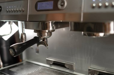 Lokantada kahve ya da kapuçino yapmak için kahve makinesine yakın çekim. Boşluğu kopyala