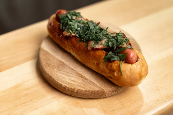 Amerikaanse Hotdog Een Houten Tafel Bovenaanzicht Fast Food Street Food — Stockfoto