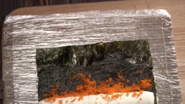 Krok Sushi Roll Podejmowania Restauracji Personel Wewnątrz Opakowanie Awokado Nori — Wideo stockowe