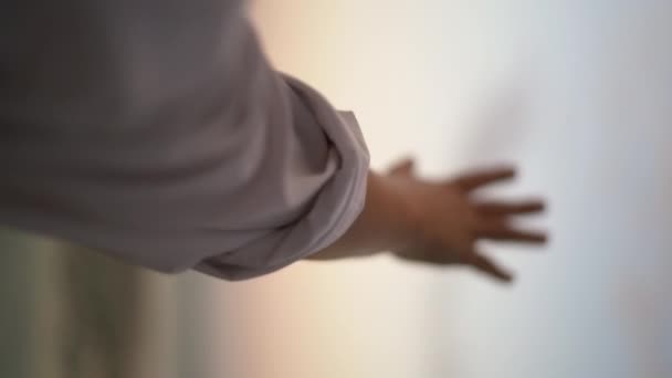 Vrouwelijke Hand Reikt Naar Hemel Bij Zonsondergang Tegen Achtergrond Van — Stockvideo