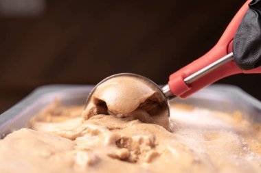 Dondurma, düz konum. Üst Manzara. Dondurma için kepçe dondurma alır. Mesaj için yer var. Boşluğu kopyala