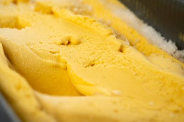 Mango sarısı dondurma üst görüntüsü, yakın plan. Metin için boşluk