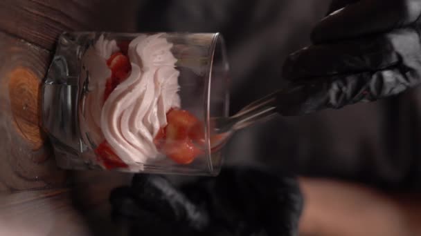 Confectioner Köket Tillagar Tiramisu Dessert Med Jordgubbar Och Grädde Begreppet — Stockvideo