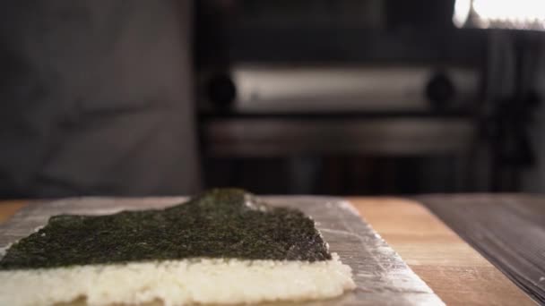 Proces Výroby Sushi Nalévání Smetanového Sýra Cukrářské Tašky Svislé Video — Stock video