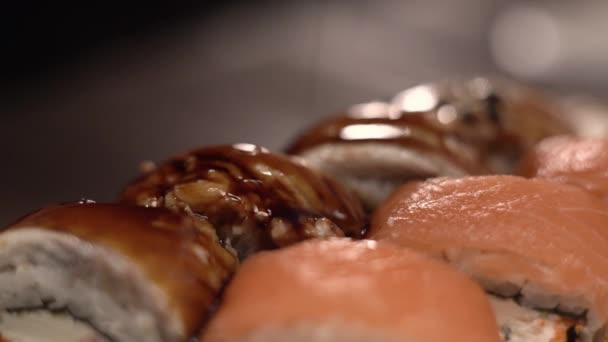 Közelkép Gördülő Sushi Elkészítésének Folyamatáról Sushi Szósszal Szezámmaggal — Stock videók