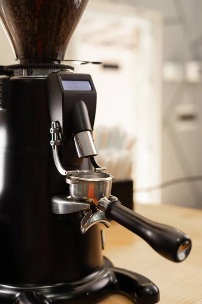 Kahve Öğütücüsünden Kahve Tutacağına Kadar Kafede Espresso Yapıyor Yakın Plan — Stok fotoğraf