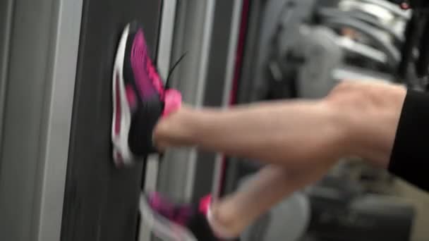 Dekat Dengan Kaki Pelari Wanita Olahragawan Berlari Treadmill Klub Kebugaran — Stok Video
