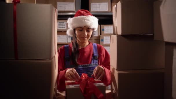 Kobieta Santa Claus Pakowania Prezent Opakowanie Pudełko Czerwoną Wstążką Przygotowuje — Wideo stockowe