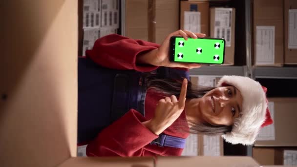 Профессиональная Работница Шляпе Санты Пользуется Смартфоном Зеленым Хроматическим Экраном Розничном — стоковое видео