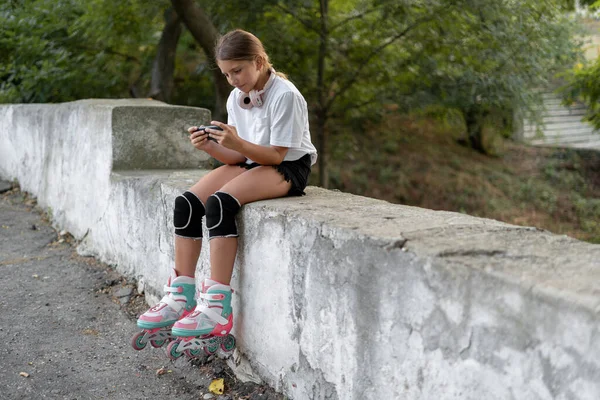 Młody Łyżwiarz Grający Grę Mobilną Smartfonie Skateparku Roller Blader Kobieta — Zdjęcie stockowe