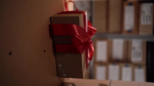 Vrouw Neemt Geschenkdoos Van Plank Staande Werkplaats Magazijn Kerstmis Levering — Stockvideo